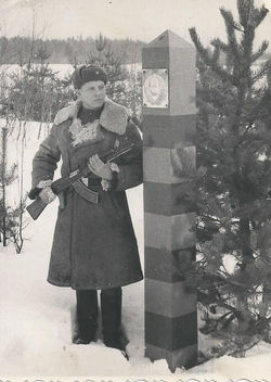 Ю Сидоров у пограничного столба