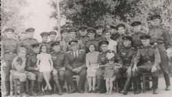 Пограничники с начальником заставы и его семьёй