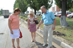 И эту выбоину надо освобождать от пыли