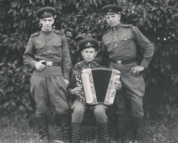 Три товарища с баяном