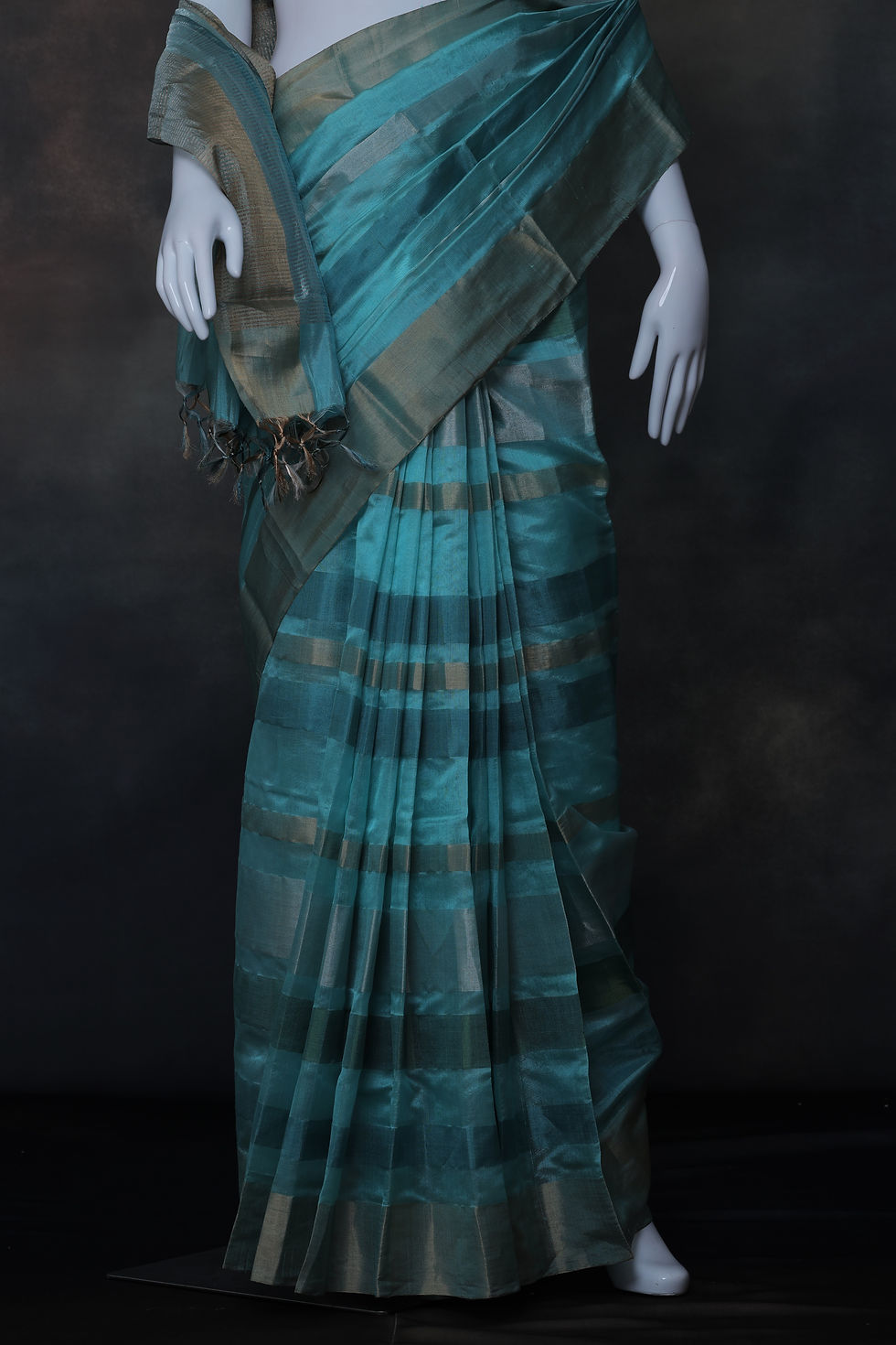 Thumbnail: Saree pallu showing hand weave pattern in chanderi silk