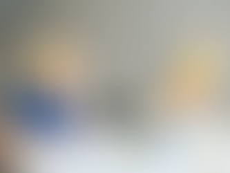 Dziecko rozwiązujące zadania ze szkoły w nieieskim ubraniu i blond łosach. Przed chłopcem stoi kolorowe liczydło.