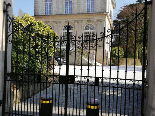 Portail métallique avec bornes escamotables