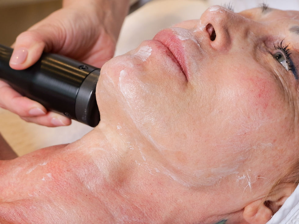 Trattamento viso in cabina estetica con il manipolo Elysian Glow
