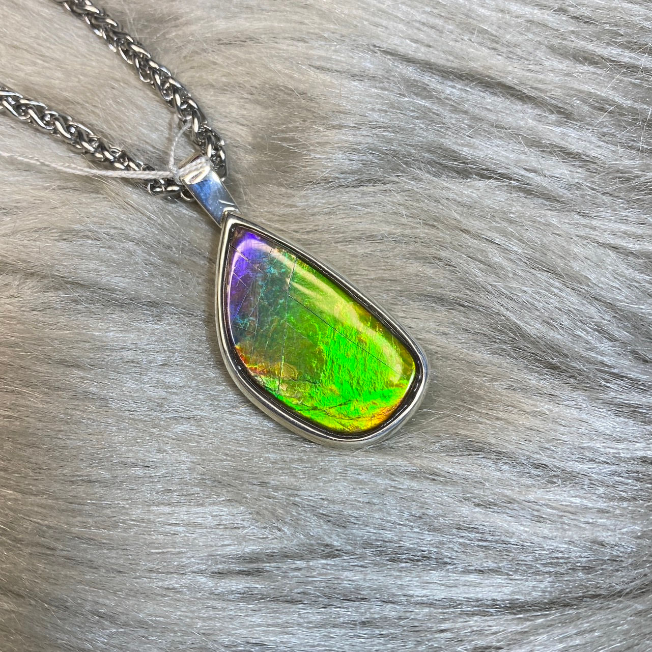 アンモライトナチュラルルースのシルバーペンダントトップ