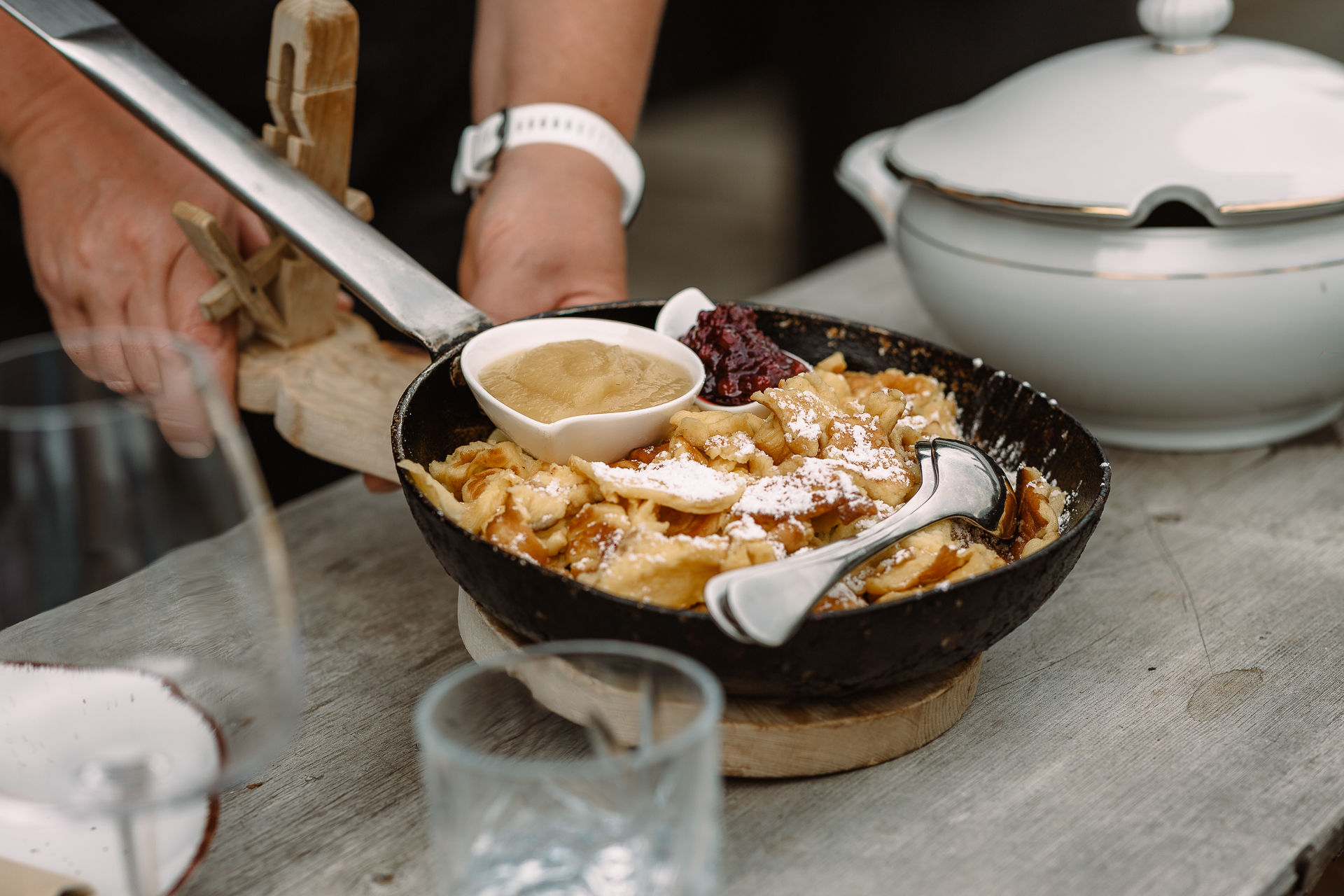 Pfanne mit frischem Kaiserschmarrn mit Apfelmus