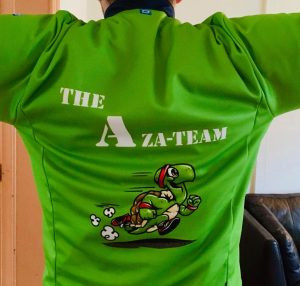 Foto van de truitjes waarmee we de Warmathon lopen. Het opschrift luidt "The Aza-team" en er staat een grappige tekening van een sprintende schildpad op.