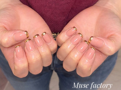 シンプルなのに目を引く。大人の“先端ミラーフレンチ”