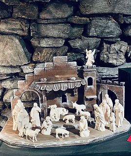 Der Volkskunstkeller mit traditioneller erzgebirgischer Holzkunst, dekorierten Regalen und gemütlicher Atmosphäre.