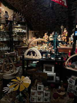 Gesamtansicht des Volkskunstkellers mit traditioneller erzgebirgischer Holzkunst, dekorierten Regalen und gemütlicher Atmosphäre.