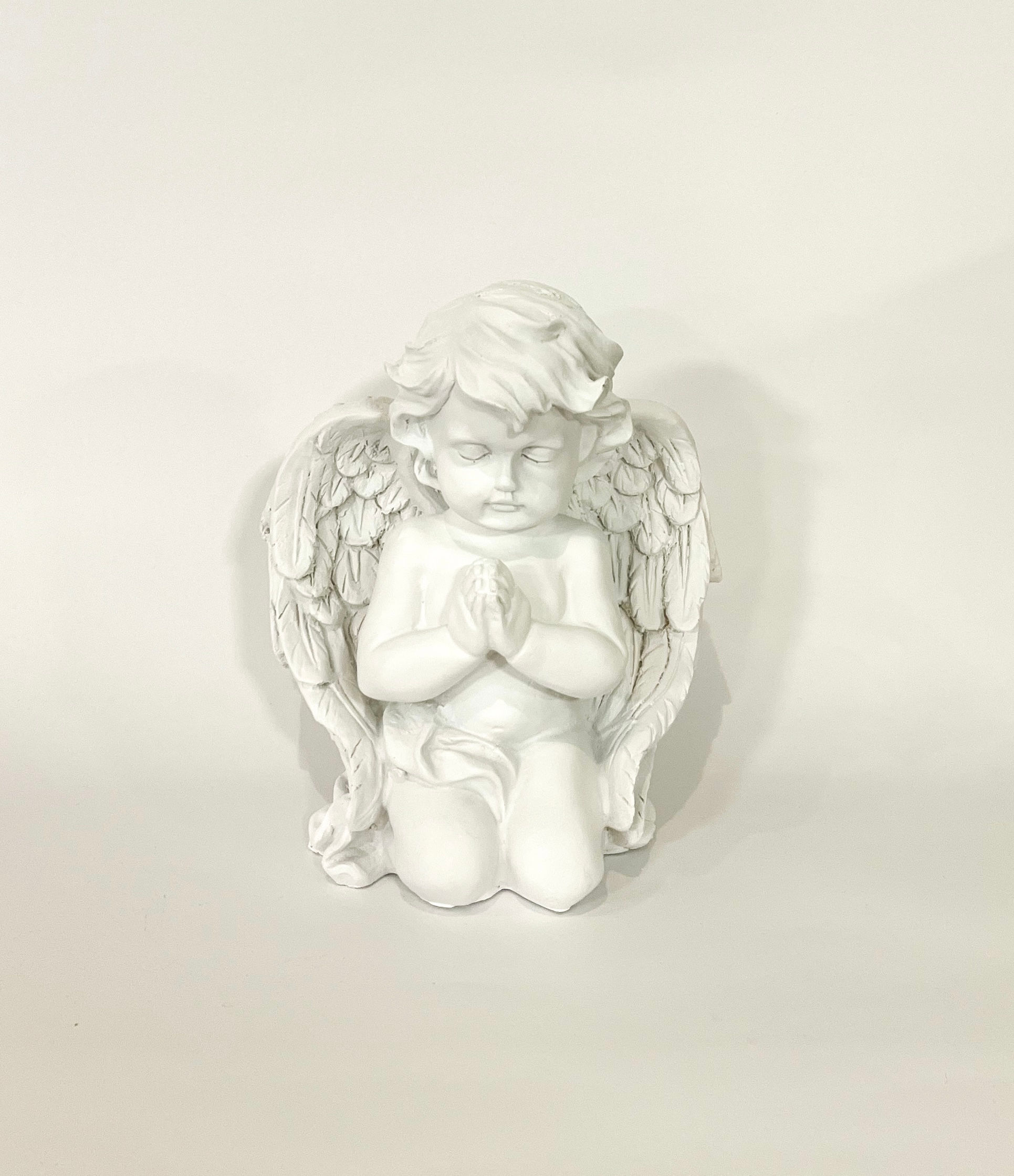 Anjo rezando ajoelhado resina