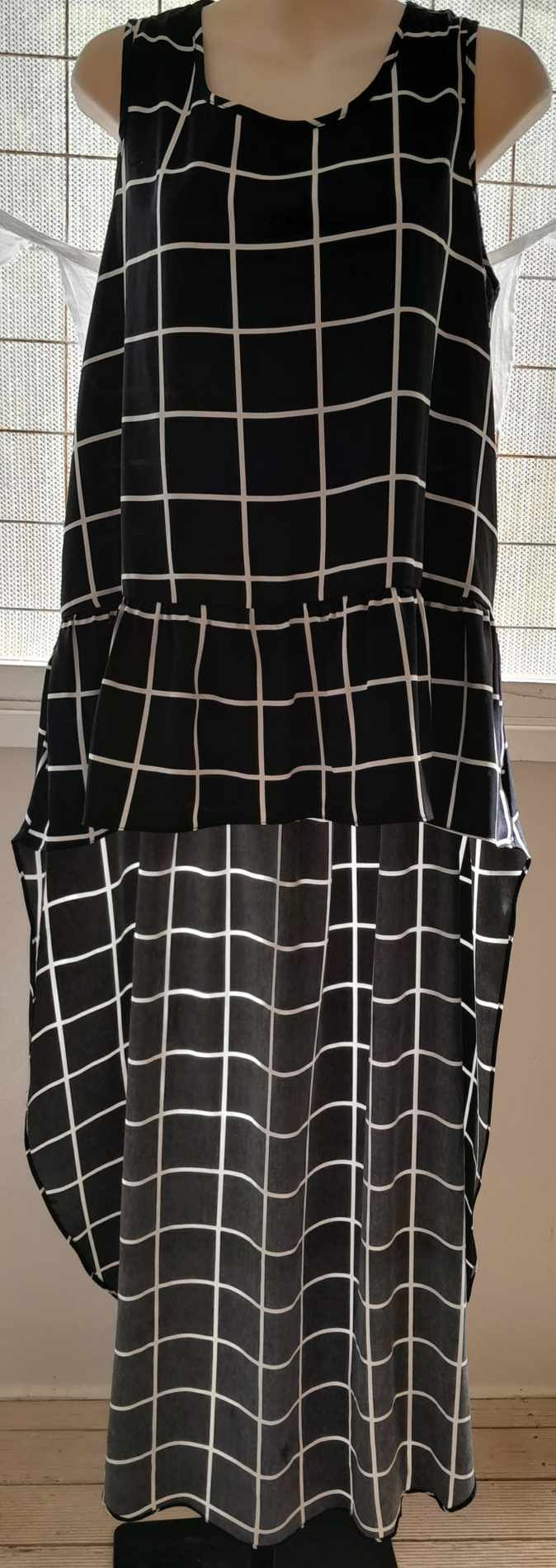 Balck & White Sleeveless Long Top Size 14