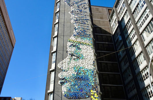 Mosaikkunst aus Tellern
