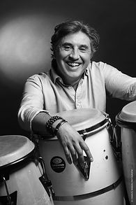 un artiste qui pose avec ses percussions