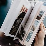 kaboompics_reading-a-magazine-6513.jpg