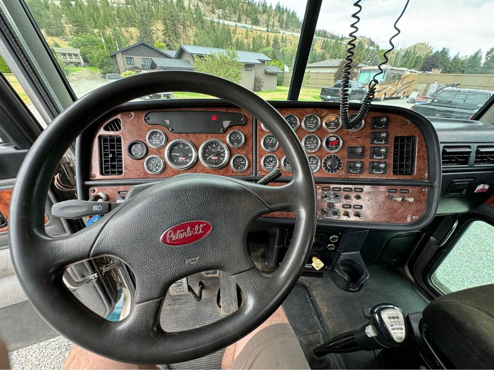 Thumbnail: 2005 Peterbilt 378 Daycab Tractor