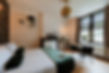 overzichtsfoto-suite-kamer-zithoek-bed-koffiehoek-BnB-Het-Notarishuis-Moelingen.jpg