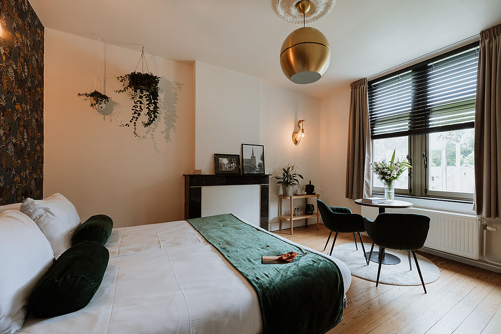 overzichtsfoto-suite-kamer-zithoek-bed-koffiehoek-BnB-Het-Notarishuis-Moelingen