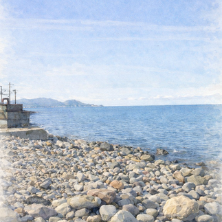 張碓海岸。陸地も浜も丸い石があるのが特徴