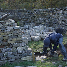 ドライストーンウォールと日本の城石垣の違いとは？
― 空積み石積みの構造と排水思想を比較する