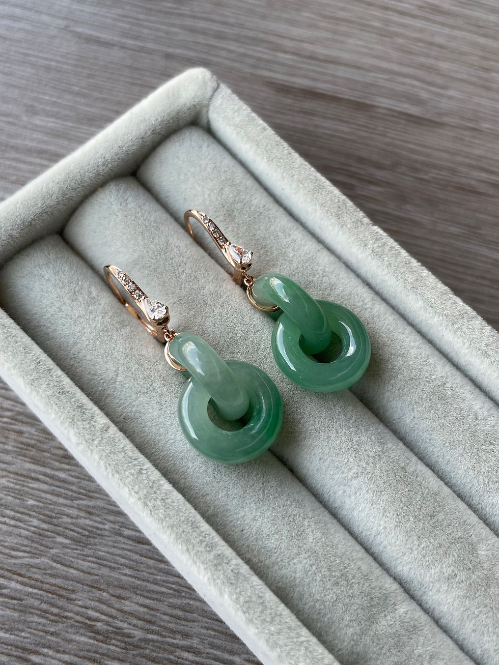 Thumbnail: Apple Green Interlock Luxury Earring 