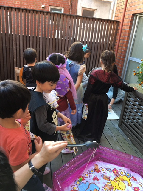 ハロウィン テラスでのゲーム風景