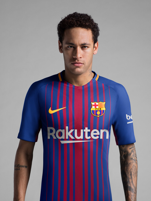 NIKE RIVOLUZIONA IL DESIGN NELLA NUOVA MAGLIA HOME 2017-18 DEL BARCELLONA