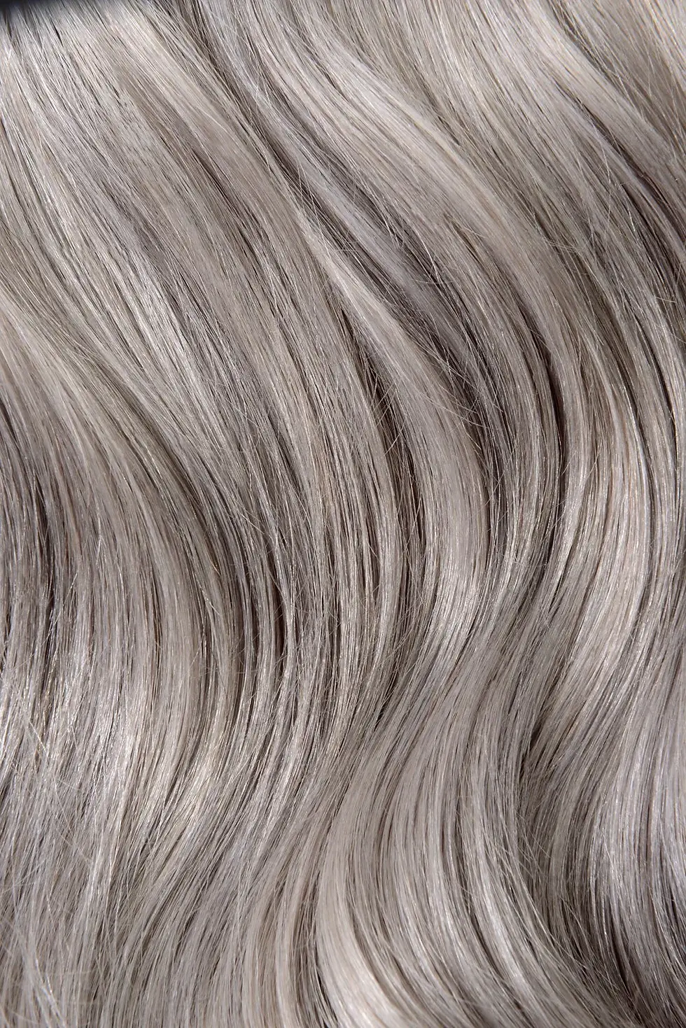 Miniaturbild: Close-up of wavy, gray hair texture, flowing and soft, perfect for styling.