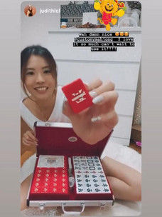 Red mahjong tile