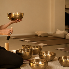 entspannte Frau, erholte Lehrerin, Klangschale Meditation, breathwork, ätherische öle, Erholung, tibetische Klangschale, Entspannung, Transformation, innere Harmonie, neues Leben, Atemtherapie, sound healing, conscious connected breathing, emotionale Balance, 1:1 Betreuung, Unterstützung, emotional release, emotionaler Freischlag, alte Emotionen loslassen