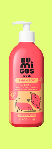Frasco rosa vibrante com válvula pump branca da marca "Au, migos pets". O rótulo é colorido e moderno, com ilustrações estilizadas de um cão e um gato. Indica ser um "Shampoo 5 em 1". O fundo é verde-limão.