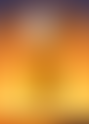 Frasco de perfume Ambre Antique da linha Infiniment Coty Paris, apresentando design artístico com ilustrações clássicas, líquido âmbar e tampa esférica branca sobre fundo degradê solar.