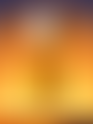 Frasco de perfume Ambre Antique da linha Infiniment Coty Paris, apresentando design artístico com ilustrações clássicas, líquido âmbar e tampa esférica branca sobre fundo degradê solar.