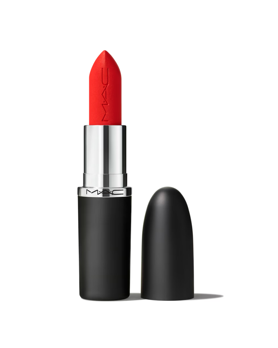 Batom Matte M·A·CXIMAL da MAC, na cor Lady Danger, em uma embalagem preta e prata, com a tampa ao lado.