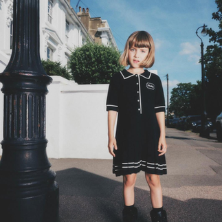 Mini look Diorling com blazer e saia plissada, estilo internato britânico para crianças.