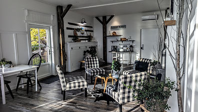 Spacious Autumn Lane B&B lounge decorated with farmhouse accents and offering sweeping lake views.