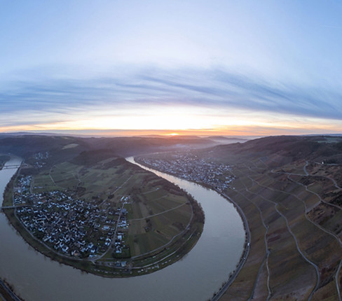 Landschaftspanorama der Moselschleife in der Dämmerung mit orangerotem Himmel