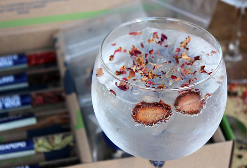 gin tonic con fresa y rosas.png