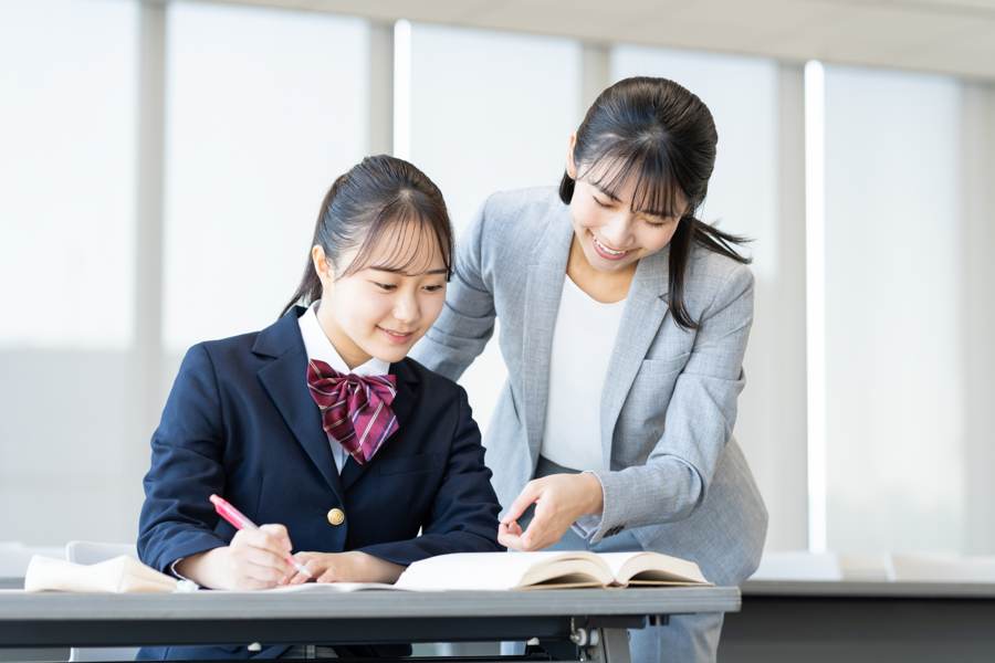 講師に学習計画を確認してもらう生徒