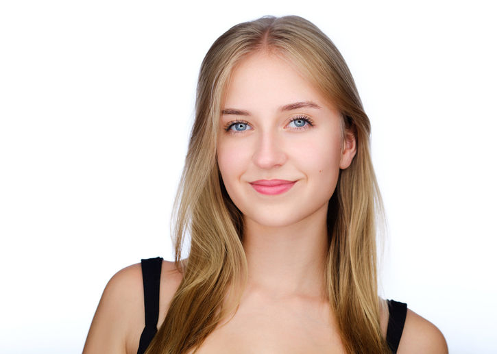 Julia portret headshotowy na białym tle. Inne zdjęcie wizerunkowe.