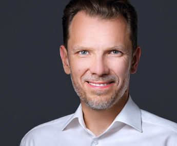 Portret headshot w stylistyce zdjęć wizerunkowych na ciemnym tle. Autor Fotograf Headshot - Jakub Strumiłło.