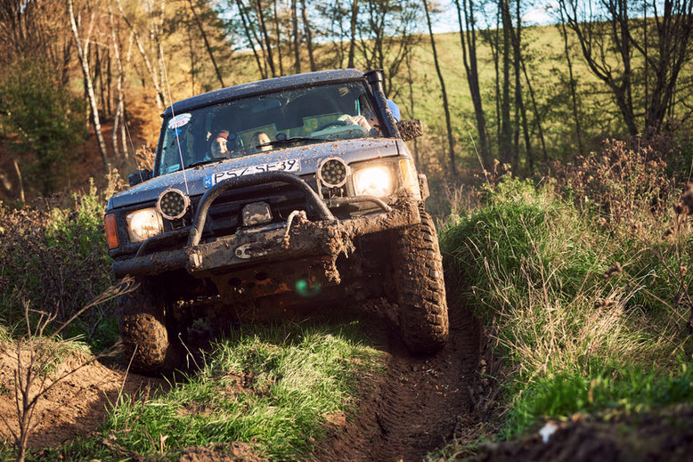 Land Rover Discovery 200tdi, podczas jazdy w ekstremalnym terenie. Off-Road na Torze Szkoleniowym Farmy Adrenaliny pod Poznaniem w Gołaszynie.