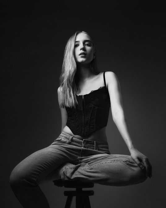 Julia, zdjęcie portretowe z sesji w studiu.