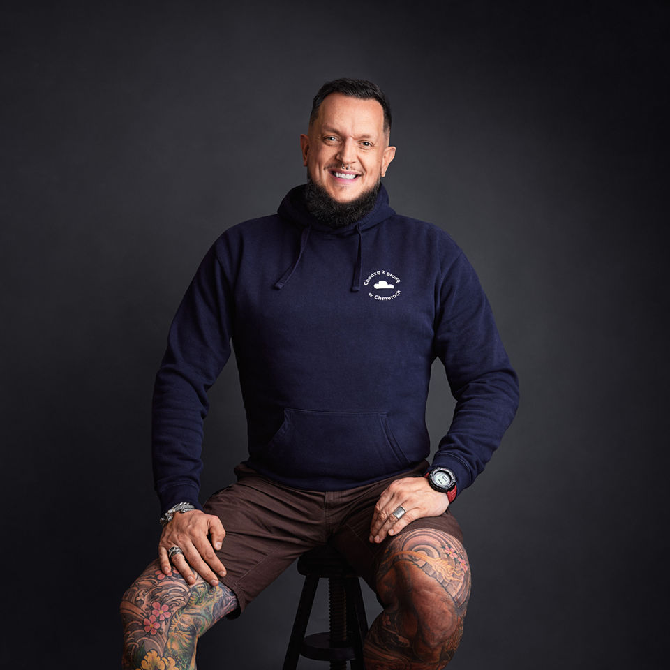 Portret wizerunkowy wykonany w studiu. Zdjęcie wysokiej jakości, prezentujące profesjonalny wizerunek będące efektem nowoczesnej sesji zdjęciowej.