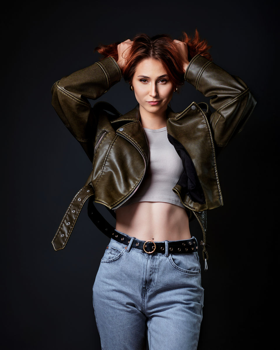 Portret wizerunkowy wykonany w studiu. Zdjęcie wysokiej jakości, prezentujące profesjonalny wizerunek będące efektem nowoczesnej sesji zdjęciowej.