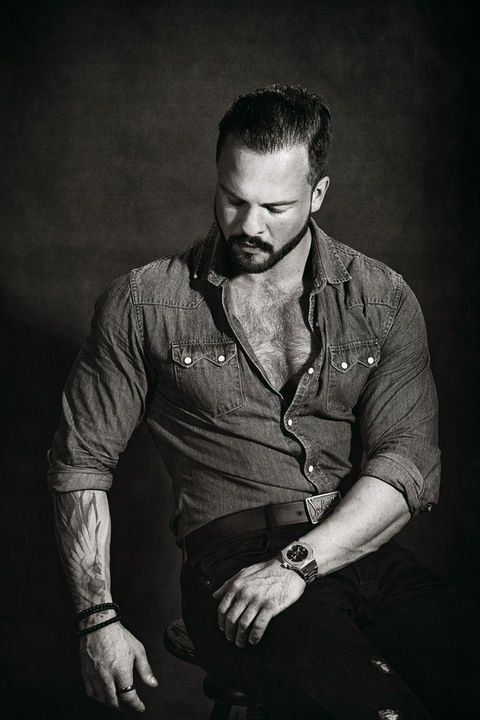 Maciej Jagiełło, portret w czerni i bieli. Aktorskie zdjęcie do portfolio. Malarski portret kreatywny.