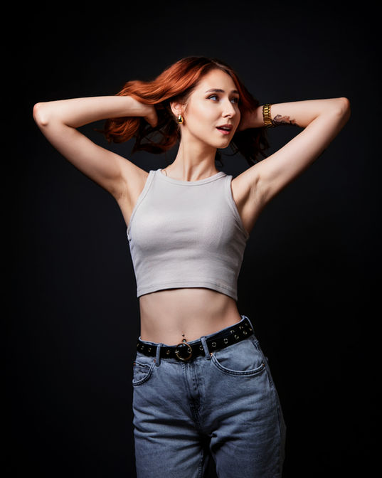 Portret wizerunkowy wykonany w studiu. Zdjęcie wysokiej jakości, prezentujące profesjonalny wizerunek będące efektem nowoczesnej sesji zdjęciowej.