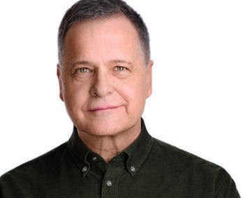 Piotr nowoczesny portret biznesowy, w stylistyce headshotu wizerunkowego na białym tle.