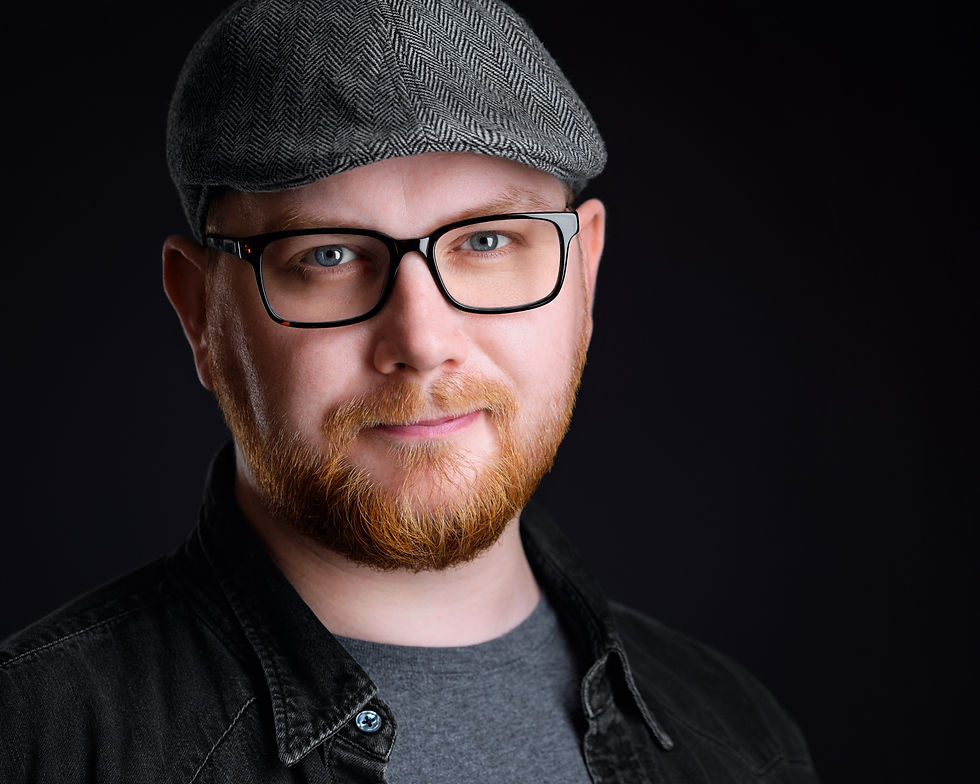 Fotograf Headshot - Jakub Strumiłło. Najlepszy fotograf w Polsce i specjalista od kreowania przystepnego i pewnego siebie wizerunku. Fotograf Biznesowy Poznan.