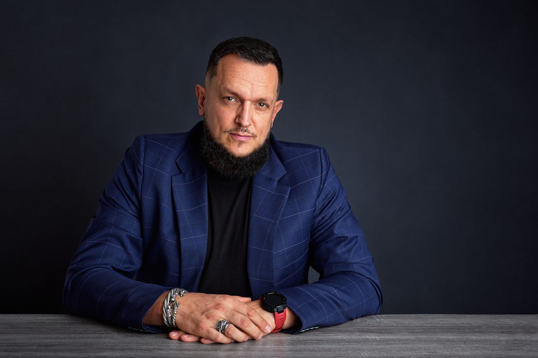 Portret wizerunkowy wykonany w studiu. Zdjęcie wysokiej jakości, prezentujące profesjonalny wizerunek będące efektem nowoczesnej sesji zdjęciowej.